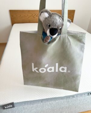 Shizuka Anderson Instagram - In honor of World Environment Day today, I’m proud to collaborate with @koala.jp , a brand I’ve looked up to for a long time now for their strong environmental initiatives. 🐨🌿💚

Every year, about 1 ton of their bed sheets are returned, so as a solution to prevent waste, Koala has started making fair trade, upcycled tote bags out of their high quality linens, that are made in collaboration with Japanese people who have disabilities, providing them with new work opportunities. What a seriously remarkable solution to diverting perfectly good fabric from the trash while also contributing to the community. 👏🏼👏🏼

Starting today, the first 100 people to make a purchase of over 40,000 yen at the Koala Omotesando Showroom will receive one of these Koala Original Eco Bags for free! 💚

If you were thinking of getting yourself a super comfy mattress from an environmentally and socially conscious company, today would be a great day to do it! 🌿🐨🌎

世界環境デーを記念に、ずーと好きだった@koala.jp のエコキャンペーンをご紹介します！🐨🌿💚 年間、約1トンの返品リネン製品を勿体なくしないため、障がい者施設の方々に制作を依頼して、一つとして同じものがない、返品リネンを使用したアップサイクルエコバッグを制作することになりました。高品質なリネン類を捨てないで、本当に環境にも、人々にもいい取り組みだと思います。👏🏼👏🏼

今日から、コアラ表参道ショー ルームで4万円以上購入した、先着100名がこの「コアラオリジナルエコバッグ」をプレゼントでもらえます！🎁 心地良くて、環境にも優しいコアラマットレスを気になっていた方は今日表参道で見に行くいいチャンスかも〜！🐨🌿🌎

#PR #koalamattress #mattress #コアラマットレス #マットレス 
#goodforplanetandpeople #worldenvironmentday #世界環境デー #アップサイクル #upcycling