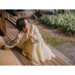 Shizuka Ishibashi Instagram - 🌾

FRaU 5月号 JAXURY
にて、能楽師の安田登さんと対談させていただきました。
至福の時間、、
安田さんのお話が本当に面白かった。
そして写真の撮影では安田さんが謡をうたってくださり(写真だからその音源は残っていないのです、贅沢！)
能の謡からギルガメシュ叙事詩の中の物語まで、色んな謡に合わせて体を動かしました。
とにかく脳みそとこころと体が満たされて幸せな一日でした。

二枚目は、飛び石にはリズムがある、と教えてもらっているところ。
　
まだ本屋さんにあるかなぁ。もし見つけたら是非手に取ってみてください🪲

Photography by Katsuhide Morimoto