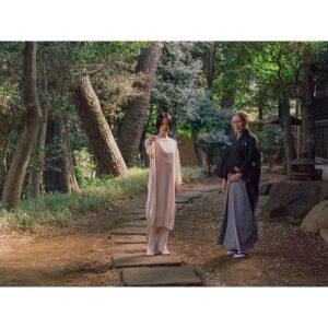 Shizuka Ishibashi Instagram - 🌾

FRaU 5月号 JAXURY
にて、能楽師の安田登さんと対談させていただきました。
至福の時間、、
安田さんのお話が本当に面白かった。
そして写真の撮影では安田さんが謡をうたってくださり(写真だからその音源は残っていないのです、贅沢！)
能の謡からギルガメシュ叙事詩の中の物語まで、色んな謡に合わせて体を動かしました。
とにかく脳みそとこころと体が満たされて幸せな一日でした。

二枚目は、飛び石にはリズムがある、と教えてもらっているところ。
　
まだ本屋さんにあるかなぁ。もし見つけたら是非手に取ってみてください🪲

Photography by Katsuhide Morimoto