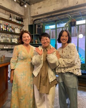 Shizuka Ishibashi Instagram - 🤍🤍🤍

近藤春菜さん @harisenbon_haruna の
対談トーク企画　BAR HARUNAに
マイシスター優河 @__y_u_g_a__  と出演させていただきました💛

第二弾まで公開中です、みてね🫶🏻
楽しすぎて終始笑い泣きしてます😂

@with_mag_official 
youtubeチャンネルでみてね٩( ᐛ )و