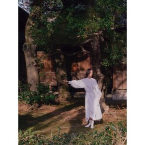 Shizuka Ishibashi Instagram - 🌾

FRaU 5月号 JAXURY
にて、能楽師の安田登さんと対談させていただきました。
至福の時間、、
安田さんのお話が本当に面白かった。
そして写真の撮影では安田さんが謡をうたってくださり(写真だからその音源は残っていないのです、贅沢！)
能の謡からギルガメシュ叙事詩の中の物語まで、色んな謡に合わせて体を動かしました。
とにかく脳みそとこころと体が満たされて幸せな一日でした。

二枚目は、飛び石にはリズムがある、と教えてもらっているところ。
　
まだ本屋さんにあるかなぁ。もし見つけたら是非手に取ってみてください🪲

Photography by Katsuhide Morimoto