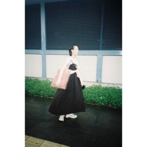 Shizuka Ishibashi Instagram - 💧
Turned 27! 
Thank you to those who I know and I don’t know, for watching the movies and the dramas that I’m in, and sending me messages that warms my heart. It really means a lot to me and really pushes my back to move forward in this difficult time.
Sending happy vibes to y’all😀❣️

27さいになりましたっ！
いつも作品を観てくださる皆さま、あたたかいお言葉をくれる皆さま、本当に、ありがとう。

見るに耐えない言葉や、つらい現実がたくさんある今だけれど、目を瞑れば、自分だけの世界が広がっていて、そこに美しい言葉や風景を思い描けたらいいなと、それが心の筋トレだと思って、日々を過ごしていきたいと思います。

そしてだれかのその風景の一部になれるように、精進します。

✌︎🤍