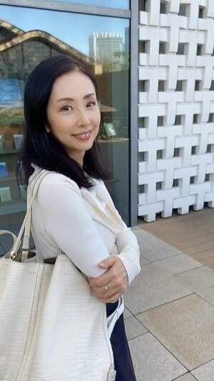Shoko Tamura Instagram - 今日はパーソナルトレーニングの後、友人のお誕生日プレゼントや文房具など買い物をして過ごしました。
近所のお寺でお花見🌸も楽しみました。

暖かくて、気持ちのいい日でしたね😊

#桜#お花見#田村翔子#春コーデ#springoutfit #springfashlon