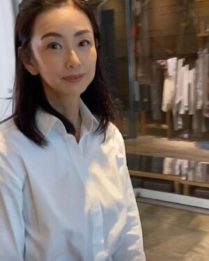 Shoko Tamura Instagram - たまには写真も😅

打ち合わせの後、青山で偶然素敵な食品店を見つけました。
ワインを買って、お店の奥にある隠れ家的なレストランでそのワインとお食事をいただき、楽しい寄り道になりました😊

#寄り道#田村翔子#ライフスタイル#lifestyle