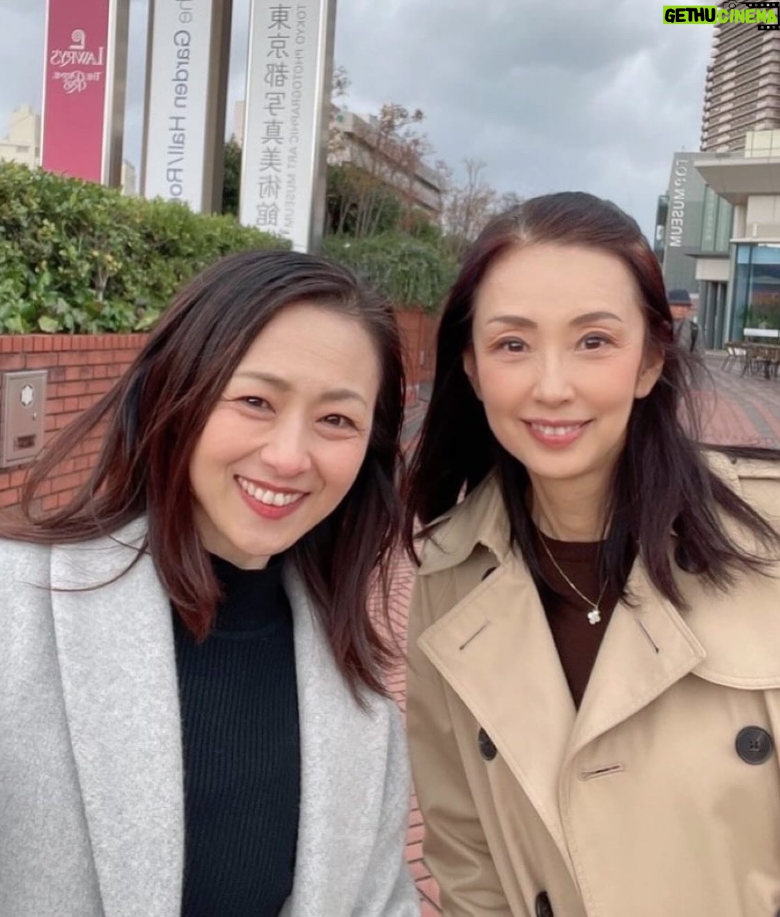 Shoko Tamura - 4.1K Likes - 昨日は、檜原村の築300年の兜屋旅館の女将、岡部ゆみこさんと恵比寿でランチ。
お互いモデルだったり、(わたしは元ですが、、)芸術系の子供がいたり、旅館やホテルを経営していたり、いっぱい共通点のある方で、
今は2人とも都心と檜原村を行ったり来たりの生活をしています。
次回はぜひ檜原村で😄
@okabeyumiko
@kabutoya_ryokan
#okabeyumiko
#kabutoyaryokan
#田村翔子