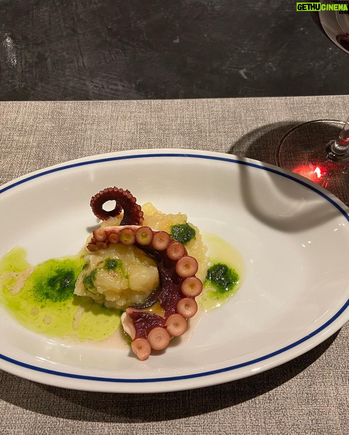Shoko Tamura - 4.4K Likes - たまには写真も😅
打ち合わせの後、青山で偶然素敵な食品店を見つけました。
ワインを買って、お店の奥にある隠れ家的なレストランでそのワインとお食事をいただき、楽しい寄り道になりました😊
#寄り道#田村翔子#ライフスタイル#lifestyle