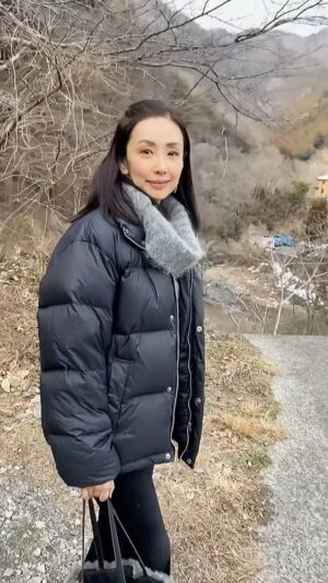 Shoko Tamura Instagram - ホテルシアター1の雪かきに檜原村に来ました！
先日はなんと30センチも積もったんです😅
雪景色はとてもきれいでしたが、ホテルのスタッフとわたしは大変でした💦

#雪かき#檜原村#田村翔子
@theateronetokyo
