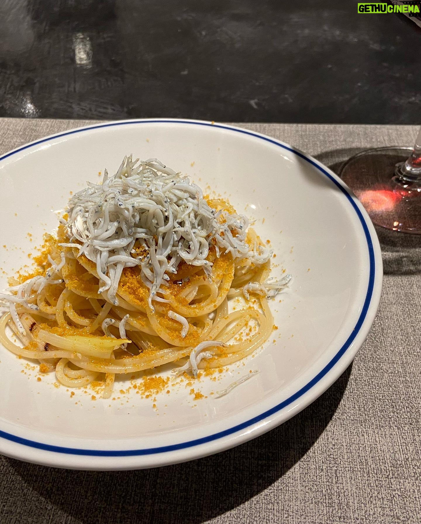 Shoko Tamura - 4.4K Likes - たまには写真も😅
打ち合わせの後、青山で偶然素敵な食品店を見つけました。
ワインを買って、お店の奥にある隠れ家的なレストランでそのワインとお食事をいただき、楽しい寄り道になりました😊
#寄り道#田村翔子#ライフスタイル#lifestyle