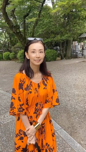 Shoko Tamura Instagram - 神社やお寺の境内が好きでよく散歩します😊
緑が多く造園も本格的で、小鳥のさえずりも聞こえて気持ちがいいですよね✨

#神社仏閣 #田村翔子#お散歩#夏コーデ#ビタミンカラー#summerfashion#summeroutfit #ワンピース#ワンピースコーデ