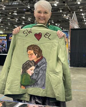 Shoshannah Stern Instagram - Thank you Huntsville! Also @osricchau for making @alainahuffman and I take pictures with the Delorean @djqualls for being @djqualls @sunsetmoonshine for her amazing artwork @lea_thompson for being an awesome booth neighbor @_tan_da_man_ for being the most excellent right hand man/mustache haver & everyone who came by to meet me for being so nice! 🤟
