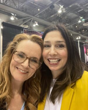 Shoshannah Stern Instagram - Thank you Huntsville! Also @osricchau for making @alainahuffman and I take pictures with the Delorean @djqualls for being @djqualls @sunsetmoonshine for her amazing artwork @lea_thompson for being an awesome booth neighbor @_tan_da_man_ for being the most excellent right hand man/mustache haver & everyone who came by to meet me for being so nice! 🤟