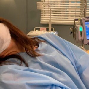 Shoshannah Stern Instagram - In this mask shortage @greysabc has donated their stockpile (these special masks included) @csiriano is sewing them and Jeffrey Zhang’s factory is churning out 2 million a day. If you can sew, donate, or help in this way please do! Let’s protect these on our front lines—our wonderful health care professionals and our grocery store workers. They’re our heroes and they need our help. 😷 ❤️ 🎥 by @brattely