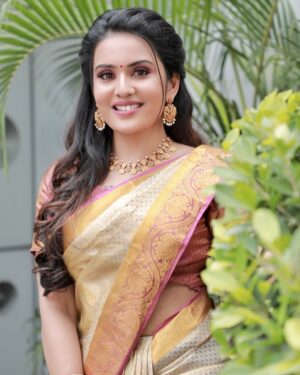 Shreegopika Chandran Instagram - 📸 @harish_paul_v
MUA @faczme
Hairstyle @vyshalisundaram_hairstylist
Saree draping @pleatzbysaranya