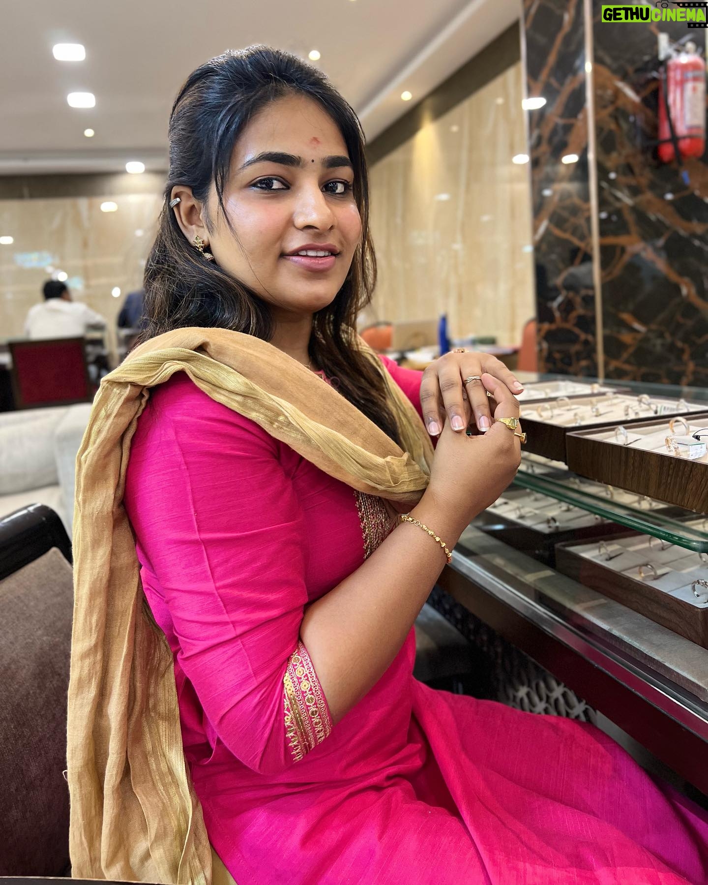 Shruthi Selvam Instagram - 12.07♥️ #birthdaydump Thank you all for the beautiful birthday.♥️ I am extremely overwhelmed, heart full because of your wishes, stories, posts and surprises🥹 Genuinely I was really happy on this birthday… Few days before from my birthday, I was telling my friends and family that I don’t want to celebrate this birthday, let the day just go… But they didn’t let me. I am really blessed to have you guys in my life. I might have lost few things in my life but I feel I am extremely lucky to have such friends and family around me.♥️ (Heartfelt word it is🥹) And I realized I have become a better person this year. Like the way I handle things, the way I handle relationships with my family and people, learned to keep myself happier 😘, exploring stuffs😍, having my emotions in my control, this all makes me so proud of myself🥺♥️ GOOD JOB! S♥️ And also, I found out, it really does matters whom you are surrounded with. It is important to have a good people around you because their VIBE MATTERS❣️ When you have that people who really cares for you for more than you do it for yourself, You will glow, you will receive everything in this world♥️ Love you guys♥️ Thank you for making this birthday a memorable one❣️ You guys are everything that I want♥️♥️♥️♥️ #gratitude . #shruthiselvam #birthday #birthdaygirl #birthday2023 #ootd #happy