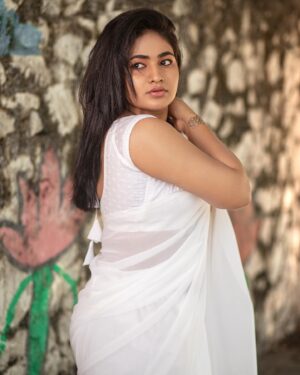 Shruthi Selvam Instagram - 🌙 
.
Pc: @samjeremiahj 
Makeup: @yaanjiartista 
Retouch: @thejan__ 
.
#shruthiselvam #photoshoot