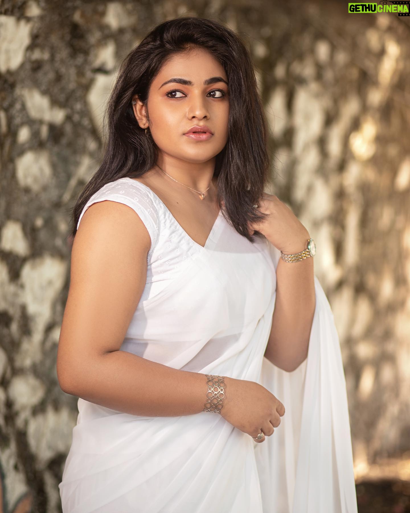 Shruthi Selvam - 13.4K Likes - 🌙
.
Pc: @samjeremiahj
Makeup: @yaanjiartista
Retouch: @thejan__
.
#shruthiselvam #photoshoot