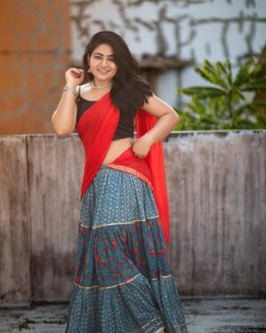 Shruthi Selvam Instagram - En aasa rombo pavam
Konjo kann eduthu paaren……♥️ 
.
📷: @samjeremiahj 
.
#shruthiselvam