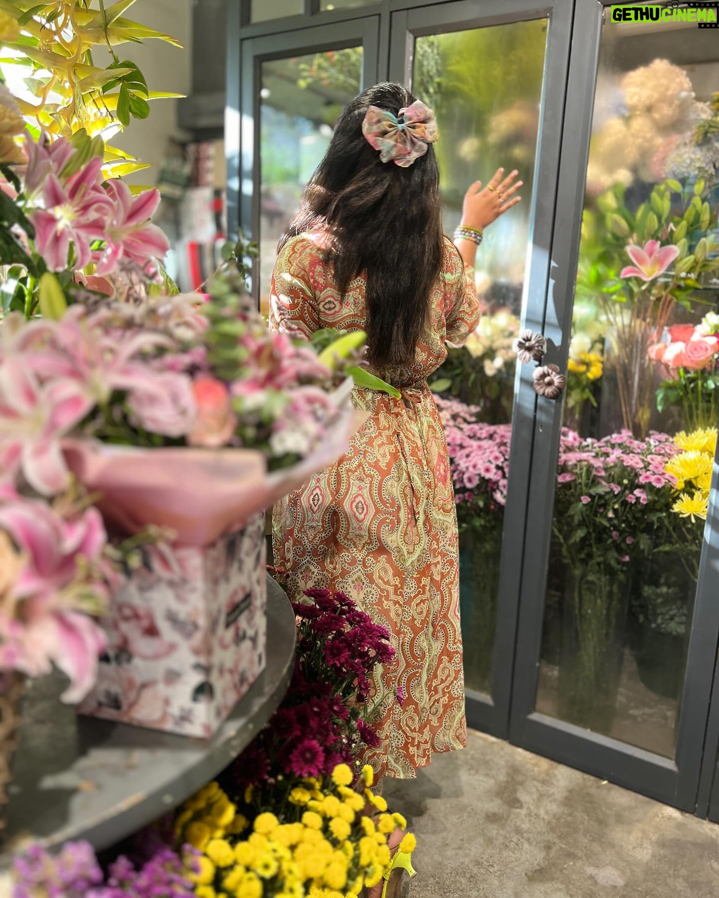 Shruthi Selvam Instagram - Dear April,ποΈ This month was bit tough lately, but as always I am not losing hope. πͺ½ Life is all about good and hard days. All we have is ourselves. Just fight back, the world is yours π€ . #shruthiselvam