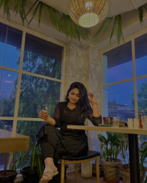Shruthi Selvam Instagram - Tere Vaaste 🙈 
I’ll bring you the moon from the sky 🌙 
.
#shruthiselvam #terevaaste