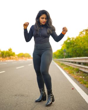 Shruthi Selvam Instagram - 🖤 #shruthiselvam