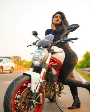 Shruthi Selvam Instagram - This comeback is personal 🖤 
.
Pc: @_.the__kk._ 
.
#shruthiselvam
