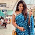 Shruthi Selvam Instagram – Caption??? 🤔 
.
Makeup: @yaanjiartista @yasmin.makeover 
.
#photoshoot #photooftheday #saree #bluesaree #instagram