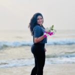 Shruthi Selvam Instagram – In my Era👣🧚🏻‍♂️ 
.
#beach #beachlife #happy #peace #flowers #sunrise #sunrisephotography #shruthiselvam