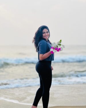 Shruthi Selvam Instagram - In my Era👣🧚🏻‍♂️ 
.
#beach #beachlife #happy #peace #flowers #sunrise #sunrisephotography #shruthiselvam