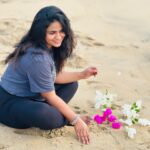 Shruthi Selvam Instagram – In my Era👣🧚🏻‍♂️ 
.
#beach #beachlife #happy #peace #flowers #sunrise #sunrisephotography #shruthiselvam