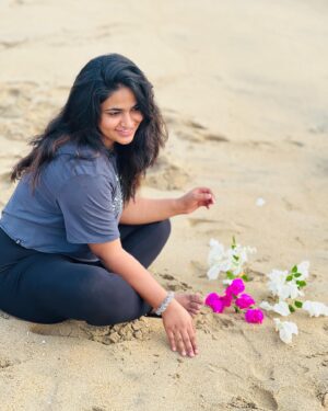 Shruthi Selvam Instagram - In my Era👣🧚🏻‍♂️ 
.
#beach #beachlife #happy #peace #flowers #sunrise #sunrisephotography #shruthiselvam