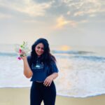 Shruthi Selvam Instagram – In my Era👣🧚🏻‍♂️ 
.
#beach #beachlife #happy #peace #flowers #sunrise #sunrisephotography #shruthiselvam