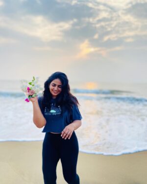 Shruthi Selvam Instagram - In my Era👣🧚🏻‍♂️ 
.
#beach #beachlife #happy #peace #flowers #sunrise #sunrisephotography #shruthiselvam