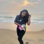 Shruthi Selvam Instagram – In my Era👣🧚🏻‍♂️ 
.
#beach #beachlife #happy #peace #flowers #sunrise #sunrisephotography #shruthiselvam