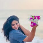 Shruthi Selvam Instagram – In my Era👣🧚🏻‍♂️ 
.
#beach #beachlife #happy #peace #flowers #sunrise #sunrisephotography #shruthiselvam