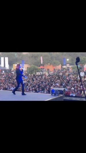 Shruti Pathak Instagram - Every single time , when I sing this on stage ♥️
Once upon on a time at @bmp_online Delhi.
#tujhebhuladiya #vishalshekhar #anjaanaanjaani #shrutipathak