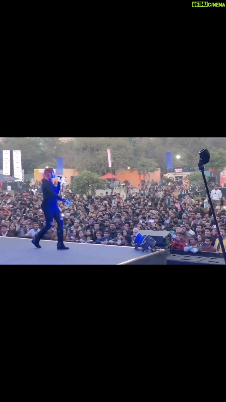 Shruti Pathak - 1.3K Likes - Every single time , when I sing this on stage ♥️
Once upon on a time at @bmp_online Delhi.
#tujhebhuladiya #vishalshekhar #anjaanaanjaani #shrutipathak