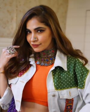 Shruti Pathak Instagram - Soulmates will always end up together… Till then click cool pictures 😅

📸 @skyroving 
Outfit by - @the_classy_creator 
Jacket by - @motira_couture
Jewellery by - @silver.kiosk @vanijewels_byvaidehi
Styled by - @style_by_hetaljogi 
#shrutipathak #shrutipathaklive #backstage #giglife #navratri #mumbai #jiogarden