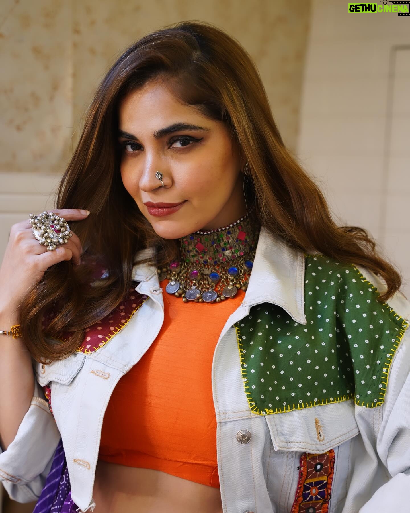 Shruti Pathak - 598 Likes - Soulmates will always end up together… Till then click cool pictures 😅
📸 @skyroving
Outfit by - @the_classy_creator
Jacket by - @motira_couture
Jewellery by - @silver.kiosk @vanijewels_byvaidehi
Styled by - @style_by_hetaljogi
#shrutipathak #shrutipathaklive #backstage #giglife #navratri #mumbai #jiogarden