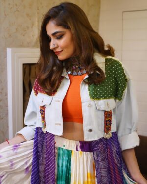 Shruti Pathak Instagram - Soulmates will always end up together… Till then click cool pictures 😅

📸 @skyroving 
Outfit by - @the_classy_creator 
Jacket by - @motira_couture
Jewellery by - @silver.kiosk @vanijewels_byvaidehi
Styled by - @style_by_hetaljogi 
#shrutipathak #shrutipathaklive #backstage #giglife #navratri #mumbai #jiogarden