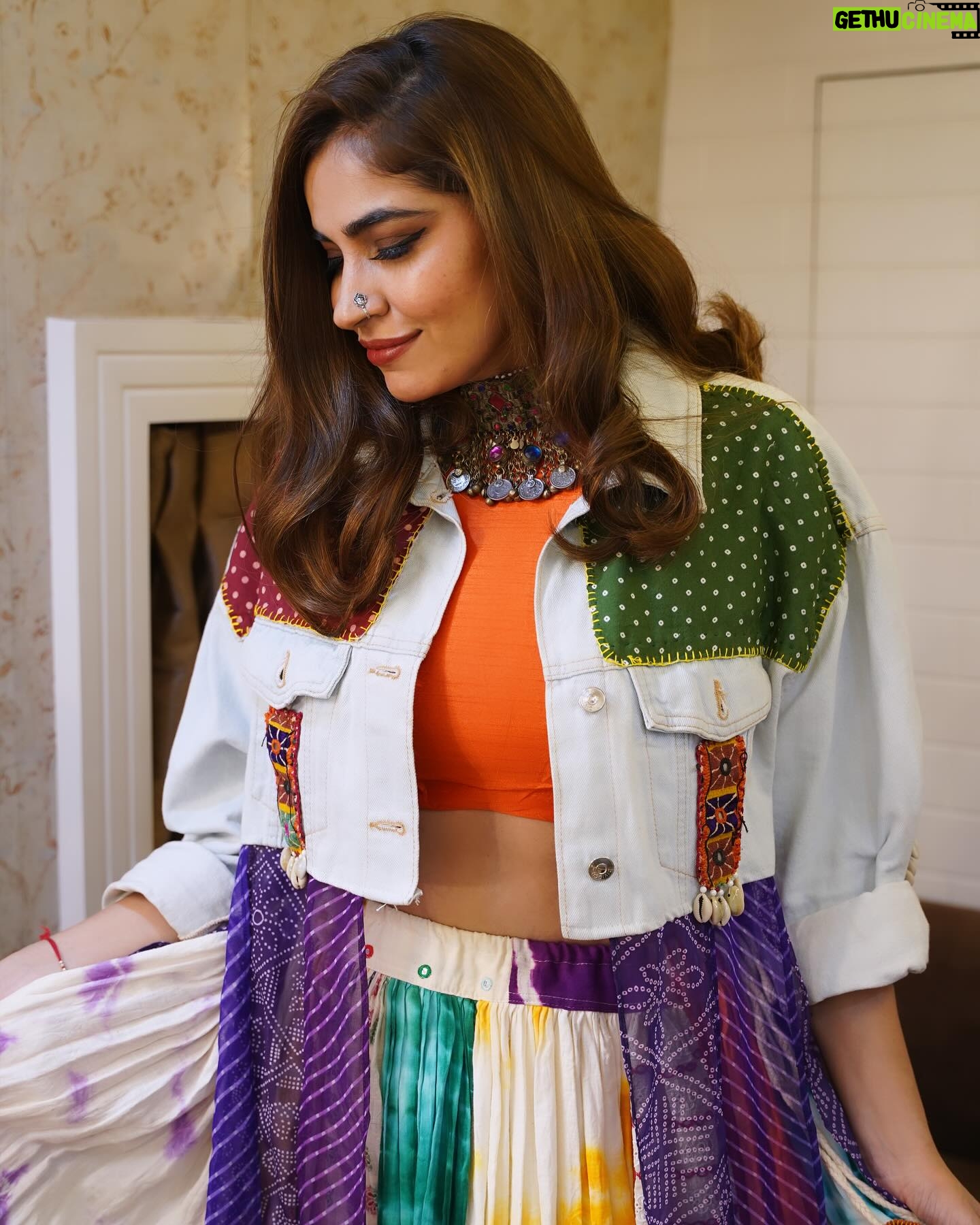 Shruti Pathak - 598 Likes - Soulmates will always end up together… Till then click cool pictures 😅
📸 @skyroving
Outfit by - @the_classy_creator
Jacket by - @motira_couture
Jewellery by - @silver.kiosk @vanijewels_byvaidehi
Styled by - @style_by_hetaljogi
#shrutipathak #shrutipathaklive #backstage #giglife #navratri #mumbai #jiogarden
