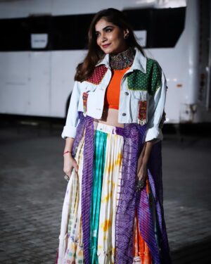 Shruti Pathak Instagram - Soulmates will always end up together… Till then click cool pictures 😅

📸 @skyroving 
Outfit by - @the_classy_creator 
Jacket by - @motira_couture
Jewellery by - @silver.kiosk @vanijewels_byvaidehi
Styled by - @style_by_hetaljogi 
#shrutipathak #shrutipathaklive #backstage #giglife #navratri #mumbai #jiogarden