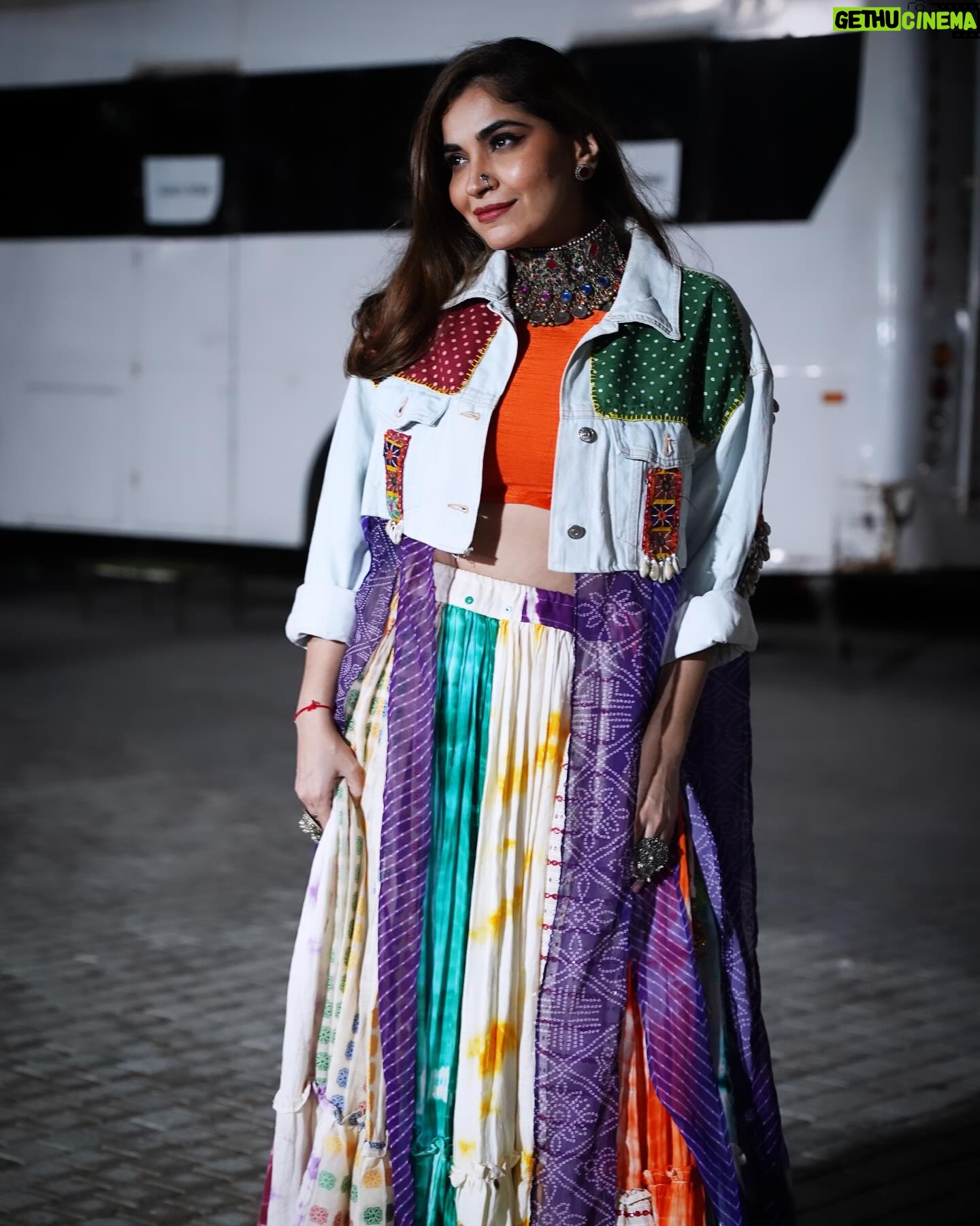 Shruti Pathak - 598 Likes - Soulmates will always end up together… Till then click cool pictures 😅
📸 @skyroving
Outfit by - @the_classy_creator
Jacket by - @motira_couture
Jewellery by - @silver.kiosk @vanijewels_byvaidehi
Styled by - @style_by_hetaljogi
#shrutipathak #shrutipathaklive #backstage #giglife #navratri #mumbai #jiogarden