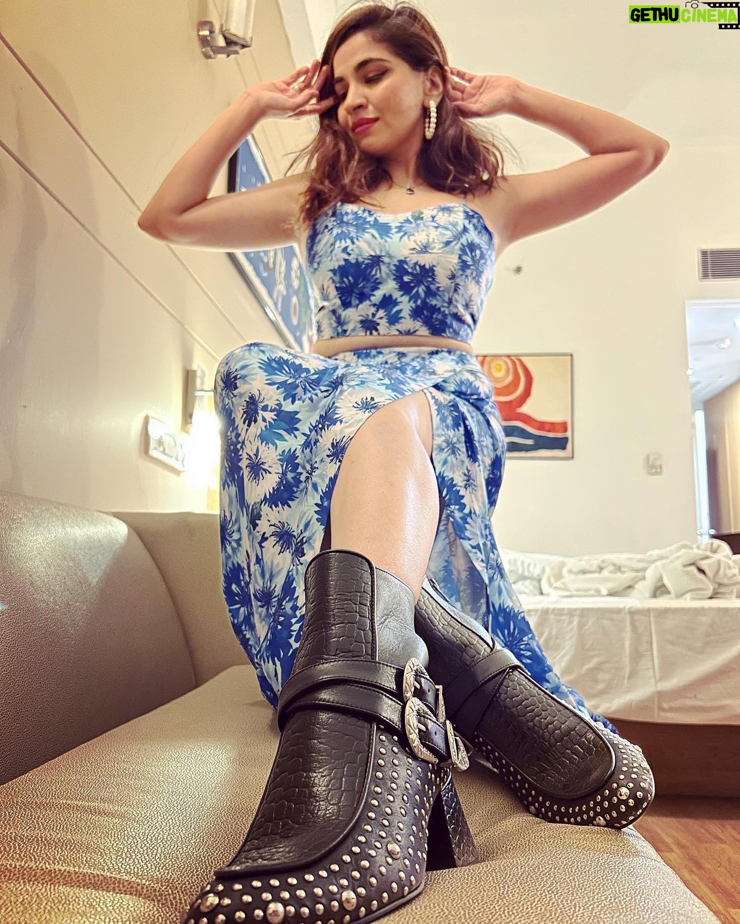 Shruti Pathak - 651 Likes - Life is better in these Super Stud boots by @juftindia and outfit by @vioriccaofficial 💙
Styled by - @style_by_hetaljogi
Assisted by - @lookbookbypayal
📸 @kunalpathrol