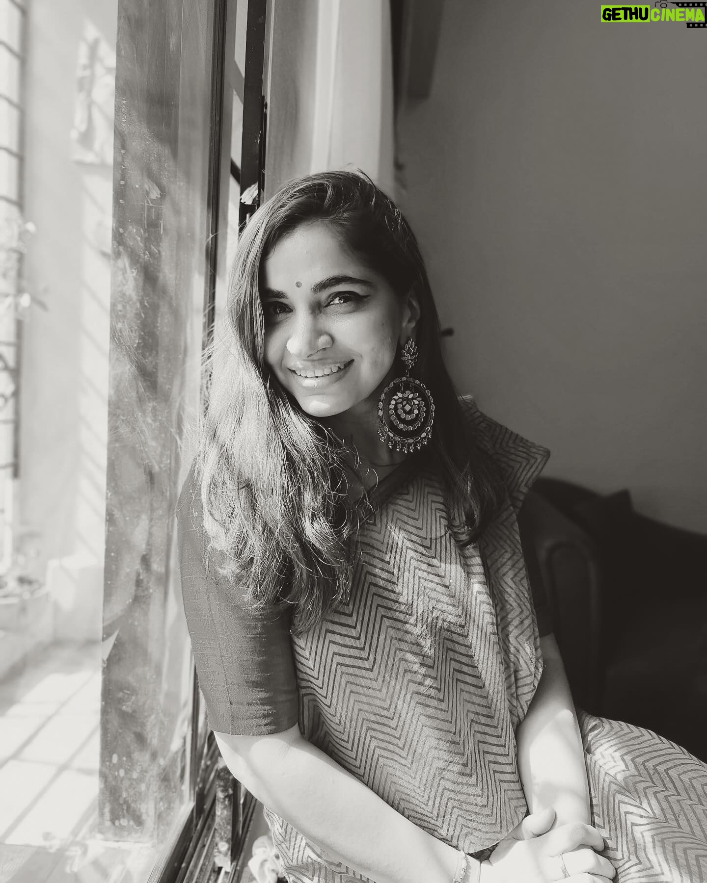 Shruti Pathak - 534 Likes - Hogging the spotlight.,. Oh I mean the sunlight 🥰
Thank you for the lovely pictures @victoglyphix
