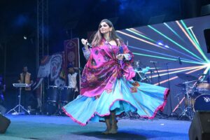 Shruti Pathak Instagram - Lucknow was lit @avadhgarbafestival 💙
#shrutipathaklive #shrutipathak #livemusic #navratri