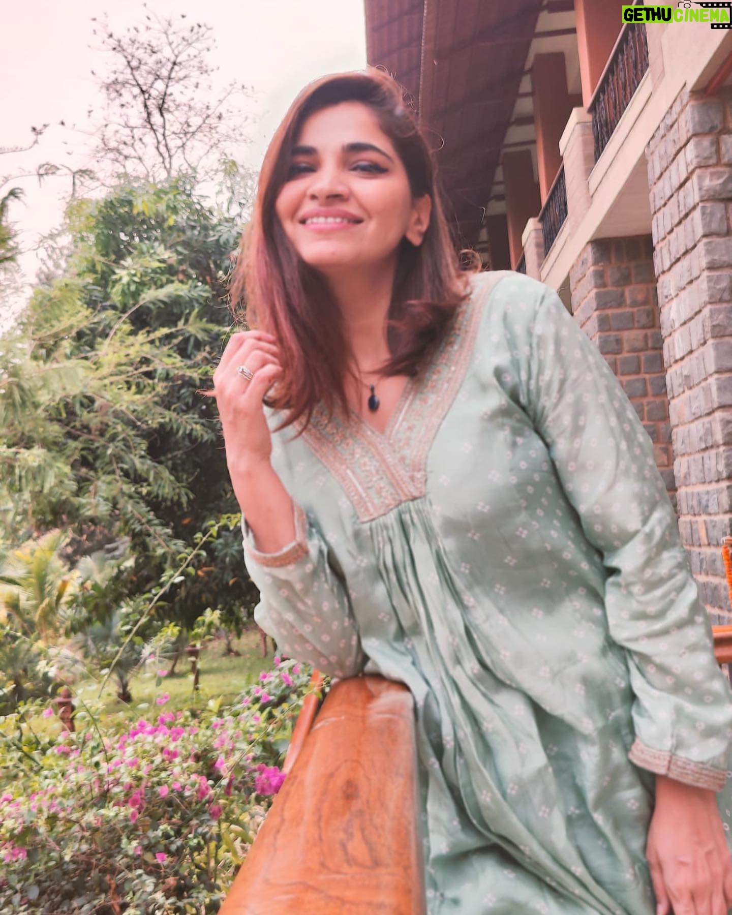 Shruti Pathak - 541 Likes - Holding the fort …
📸 @victoglyphix always 🤗