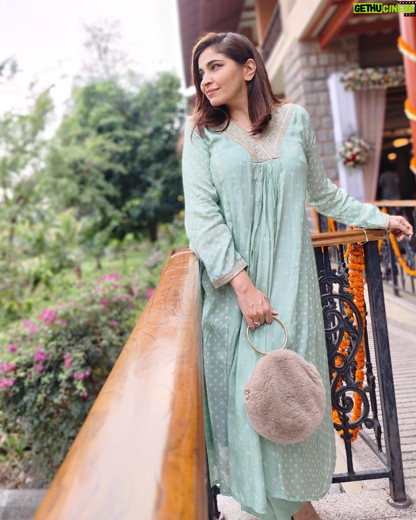 Shruti Pathak - 541 Likes - Holding the fort …
📸 @victoglyphix always 🤗