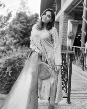 Shruti Pathak Instagram - Holding the fort …

📸 @victoglyphix always 🤗