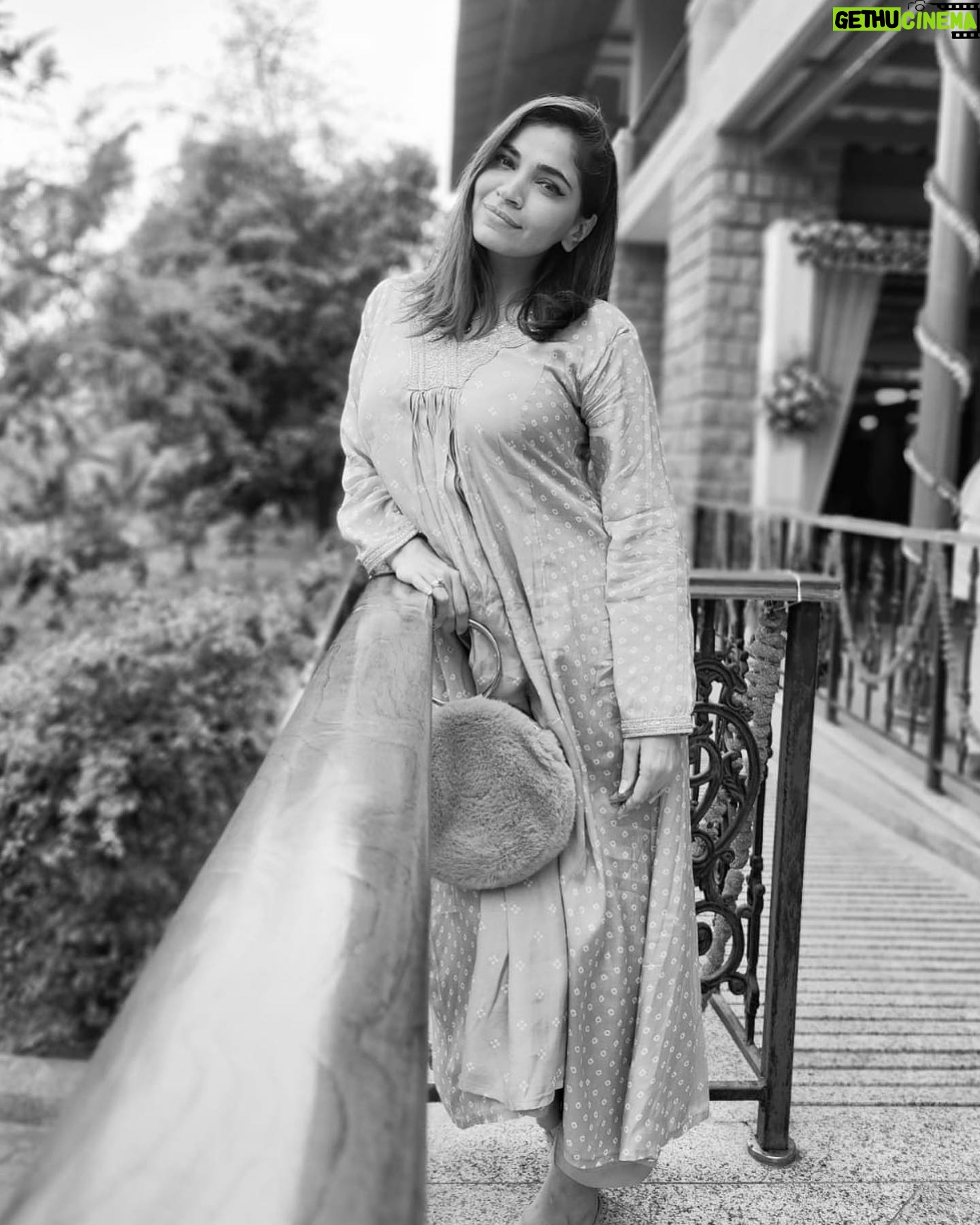 Shruti Pathak - 541 Likes - Holding the fort …
📸 @victoglyphix always 🤗
