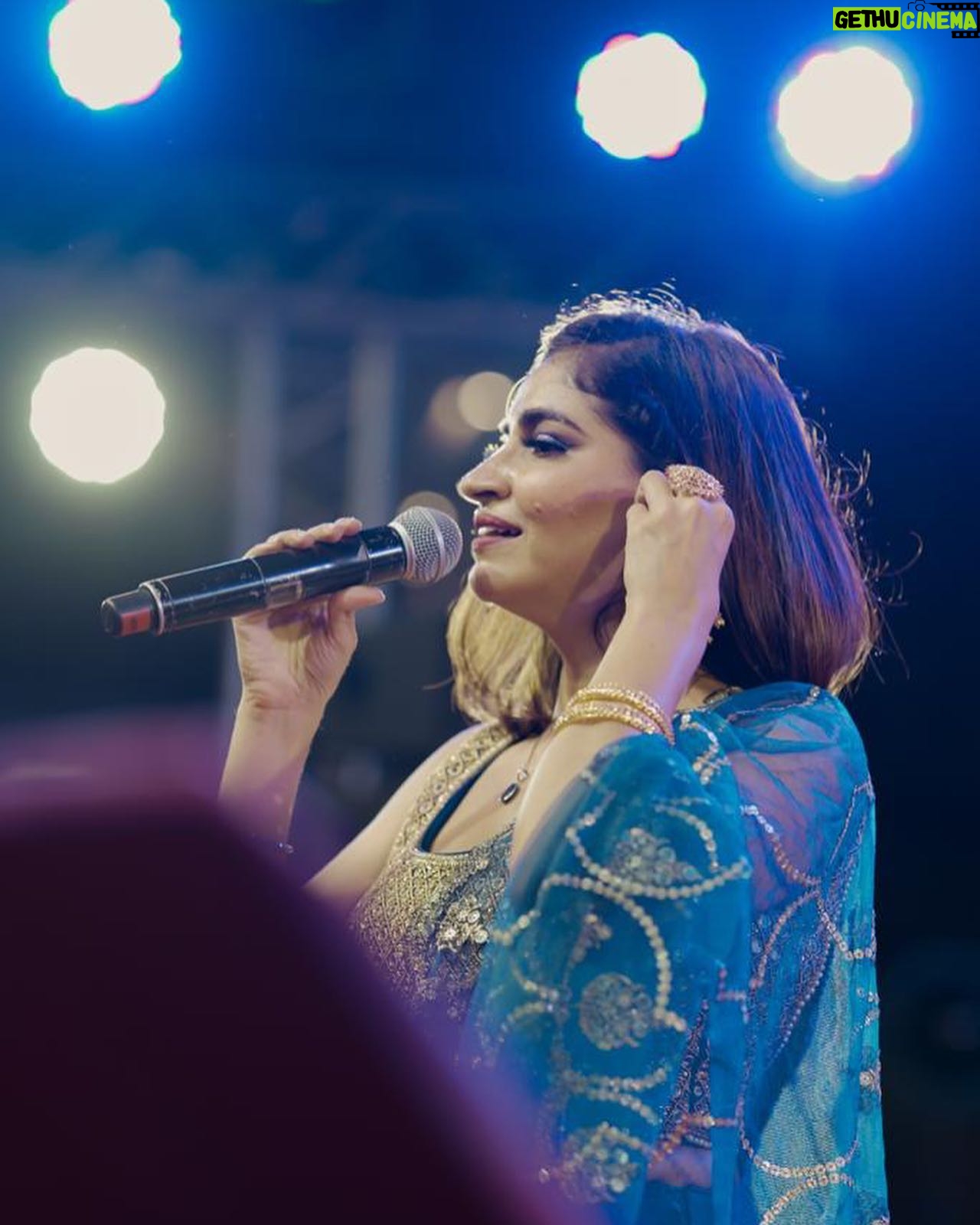 Shruti Pathak - 536 Likes - The sensational Bollywood diva, Shruti Pathak, is all set to light up the stage!
Her enchanting voice and captivating stage presence will make your hearts dance with joy!
Don't miss the chance to witness her magical performance at the Great Indian Dandiya Fest!
Initiative by:
@evalive.in
@hungamamusic
@artistaloud
@hungama_play
@realbollywoodhungama
@heftyverse
@hungamagamestudio
In partnership with:
@adventuresproduction
Ticketing Partner:
@insider.in
#GarbaMagic #TalentedArtist #DanceToTheRhythm
#ShrutiPathak #ShrutiPathakLive
